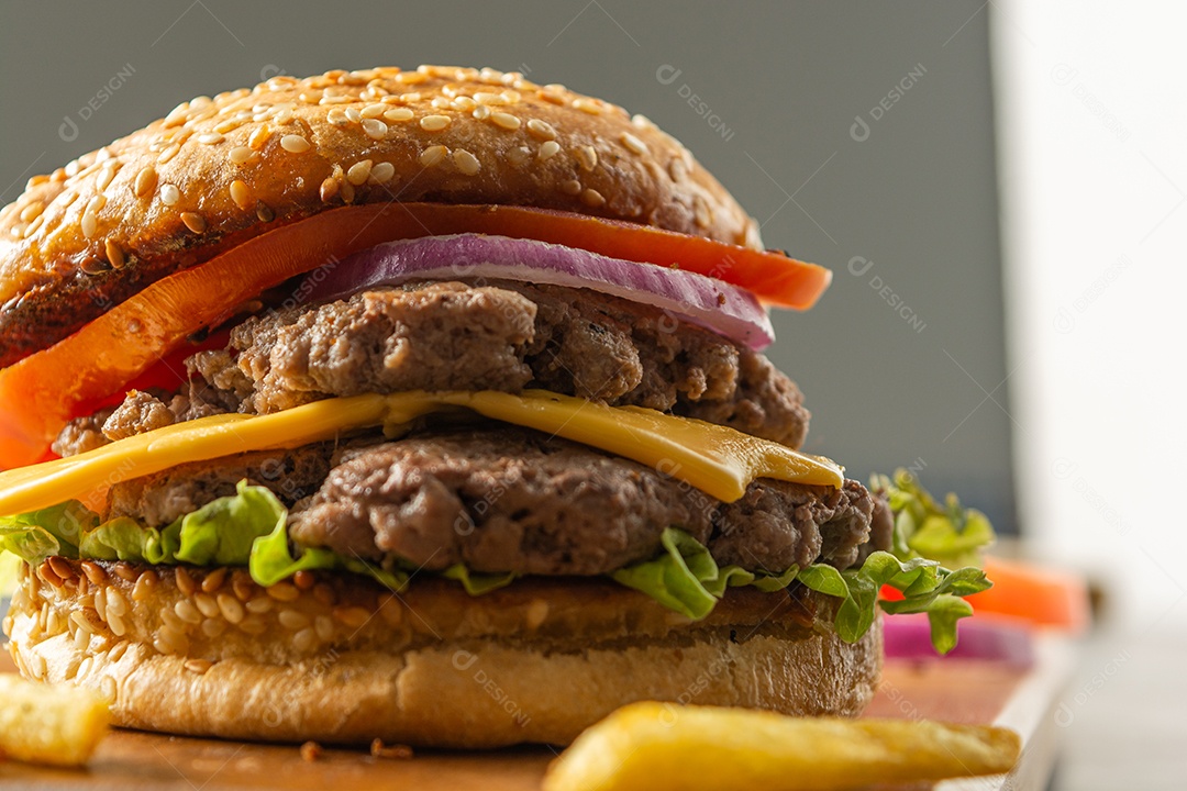 Hambúrguer caseiro com duas carnes, queijo, alface, tomate e cebola