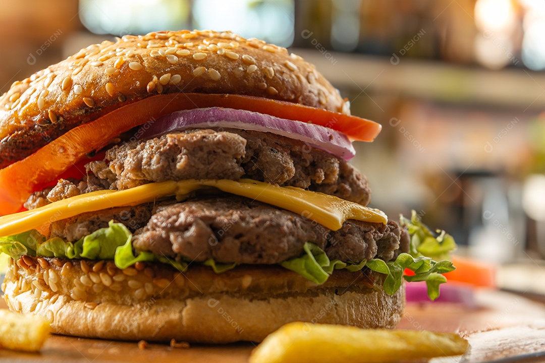 Hambúrguer caseiro com duas carnes, queijo, alface, tomate e cebola