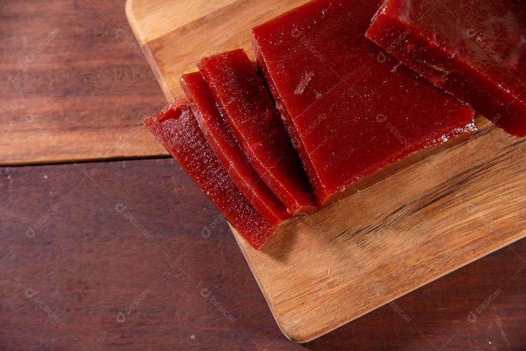 Tábua de madeira com cortes de doce de goiabada