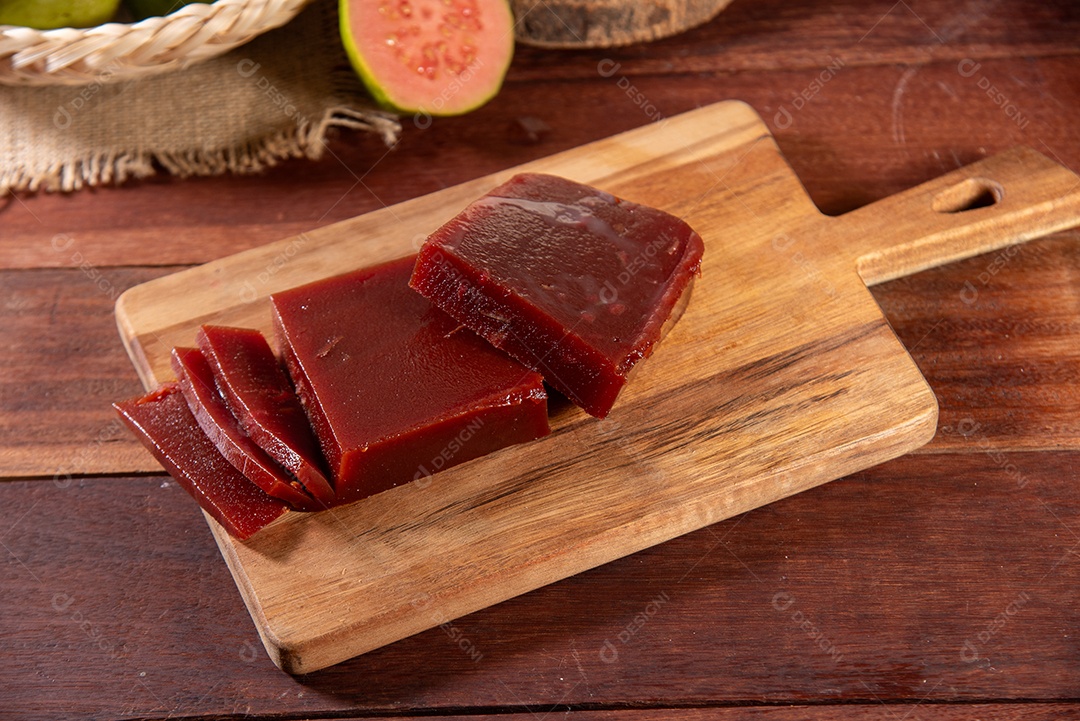 Tábua de madeira com doce de goiaba