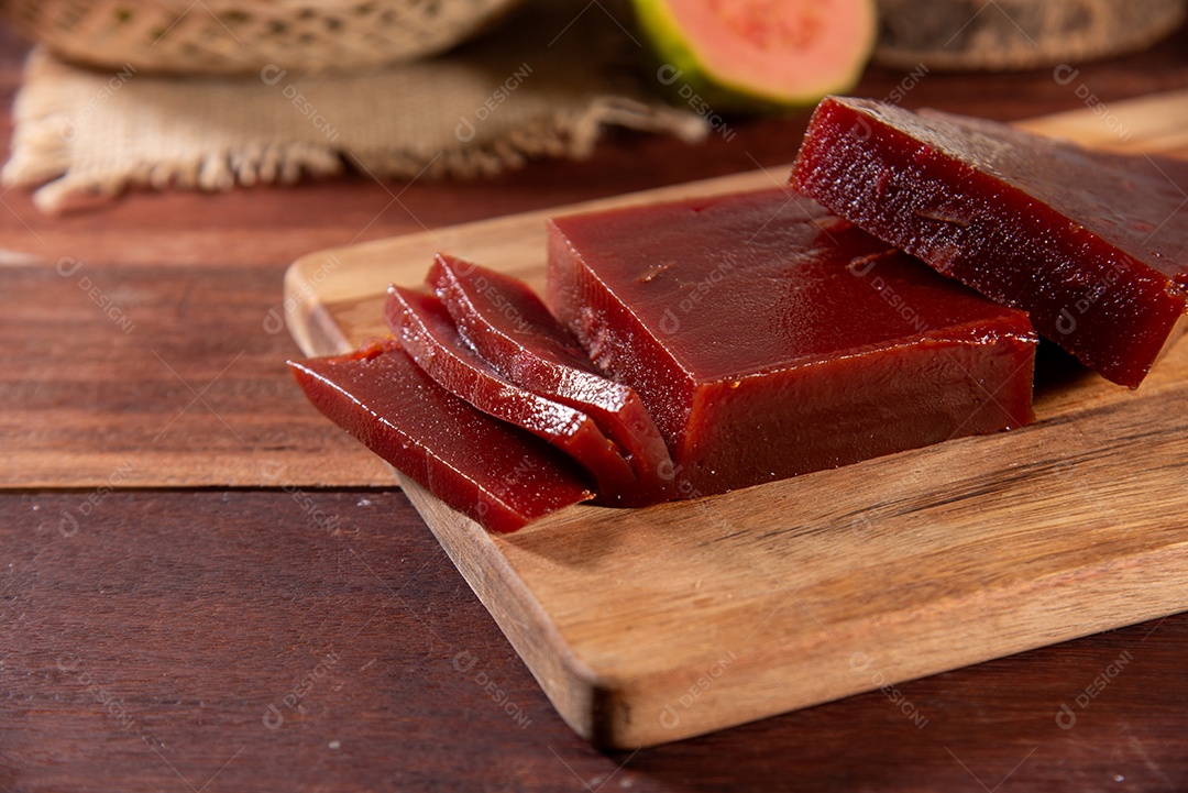 Tábua com pedaços de doce de goiaba cortados