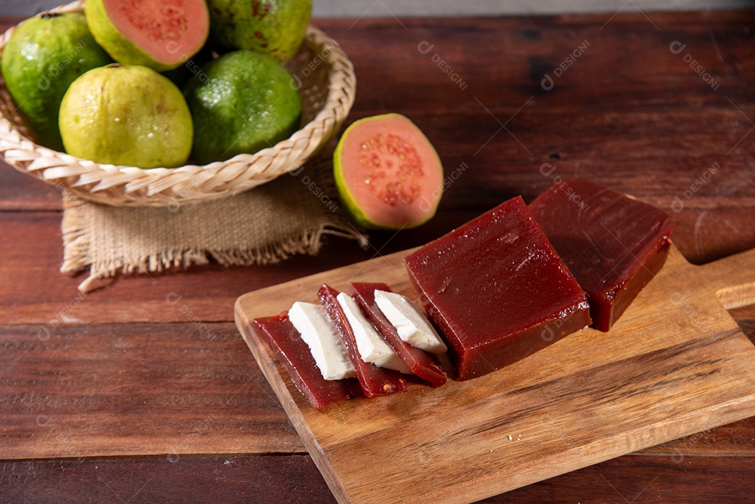 Tigela de goiabas frescas e doce sobre uma tábua