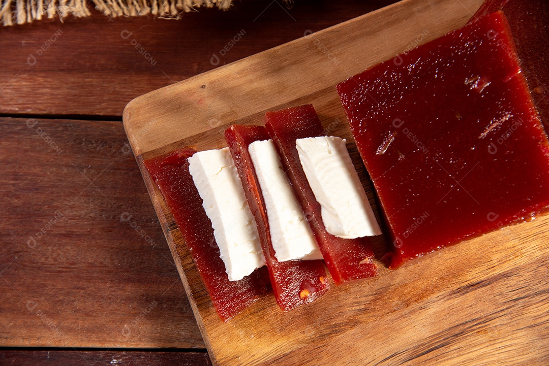 Doce de goiaba com queijo fresco sobre tábua de madeira