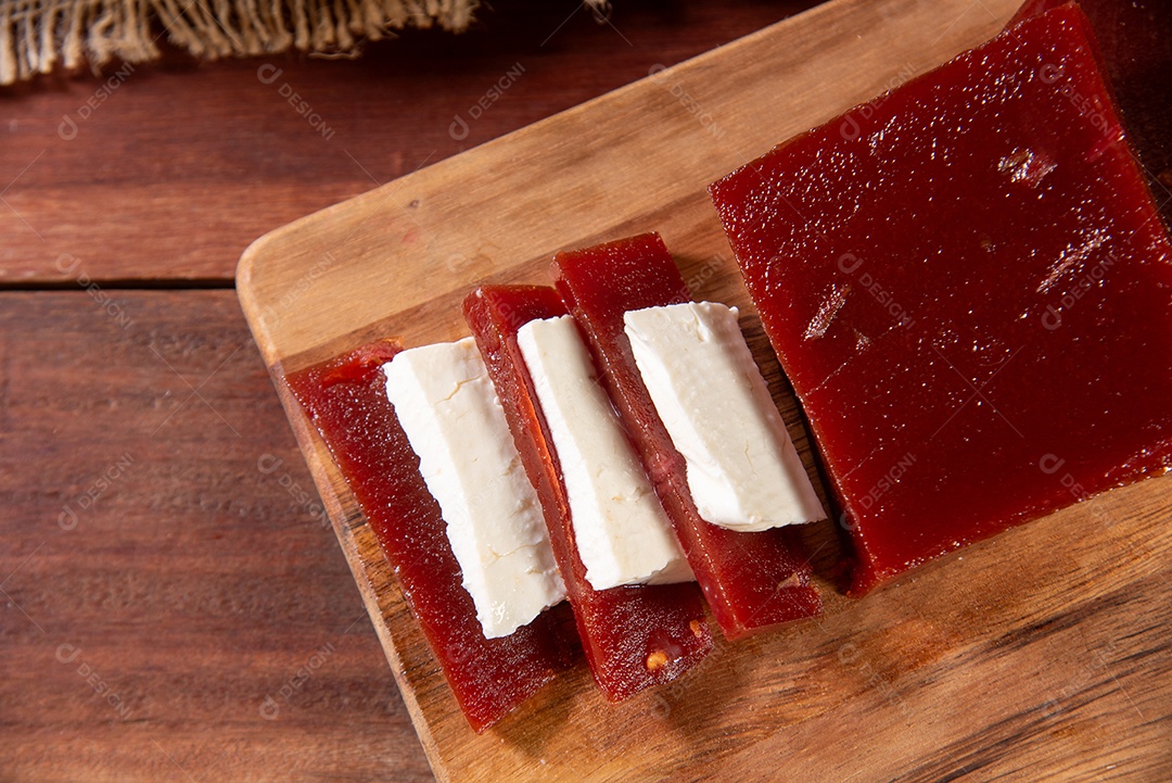 Doce de goiaba com queijo fresco sobre tábua de madeira
