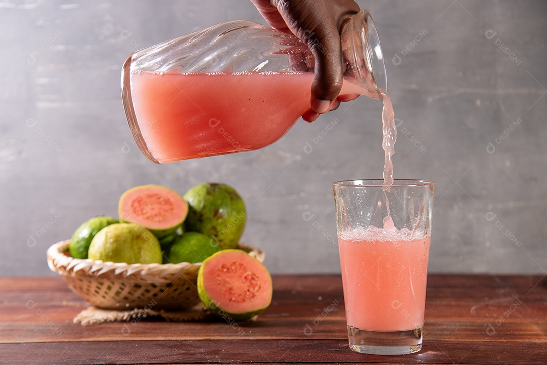 Tigela com frutas e jarra com suco de goiaba