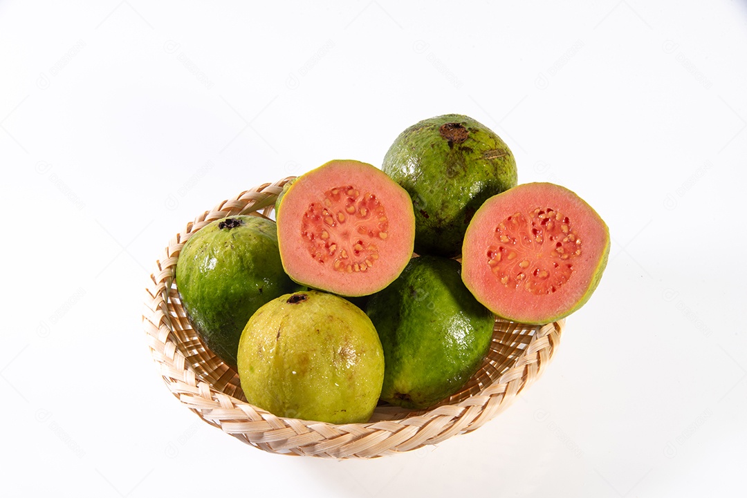 Tigela de goiabas frescas