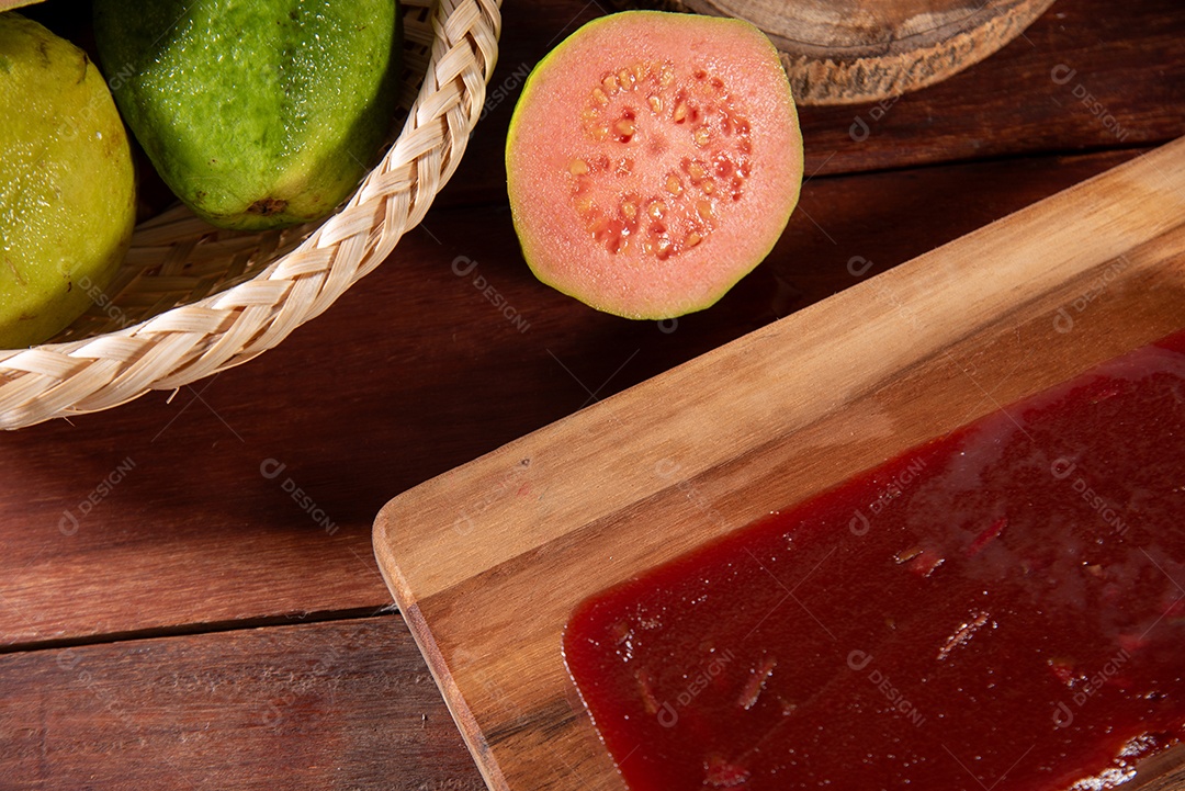 Doce de goiaba sobre fundo de madeira rústico