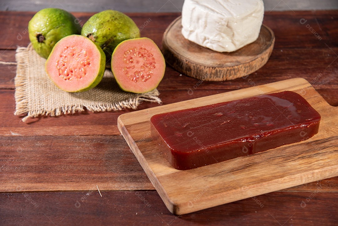 Doce de goiabada com queijo minas sobre fundo de madeira rústica