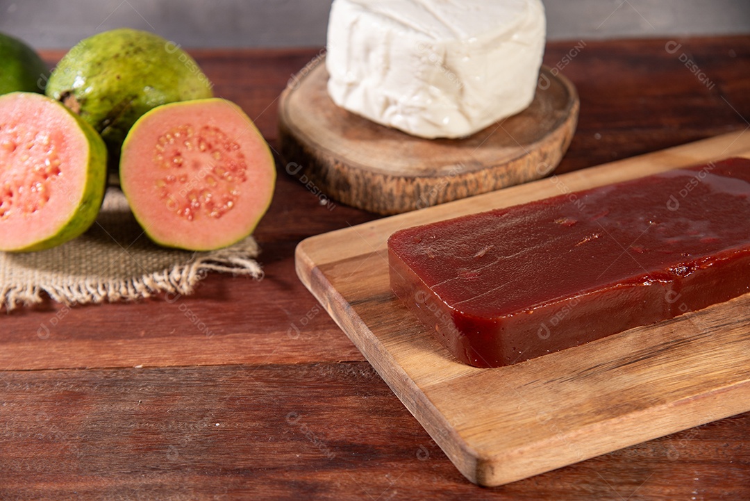 Doce de goiaba com queijo fresco