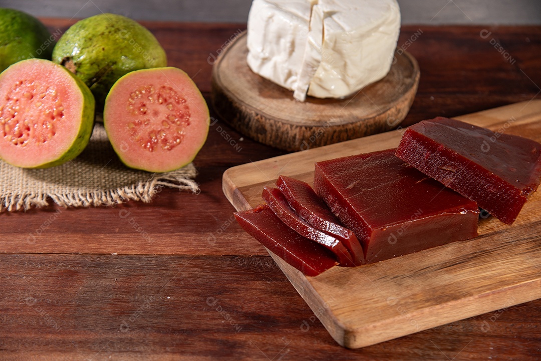 Queijo fresco e doce de goiabas