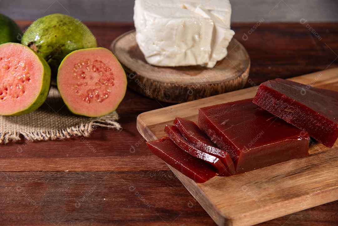 Goiabas e queijo doce em pedaço