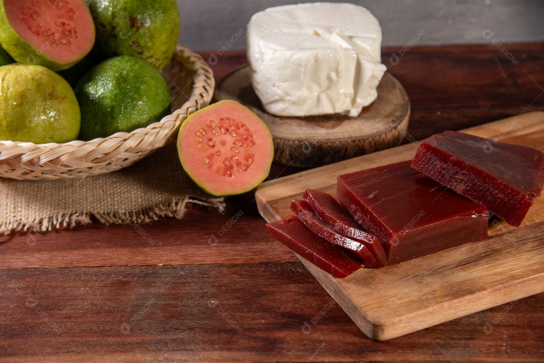 Tigela com goiabas tábua com queijo e doce de pedaço