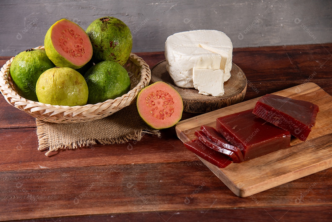 Tigela com goiabas tábua com queijo e doce de pedaço