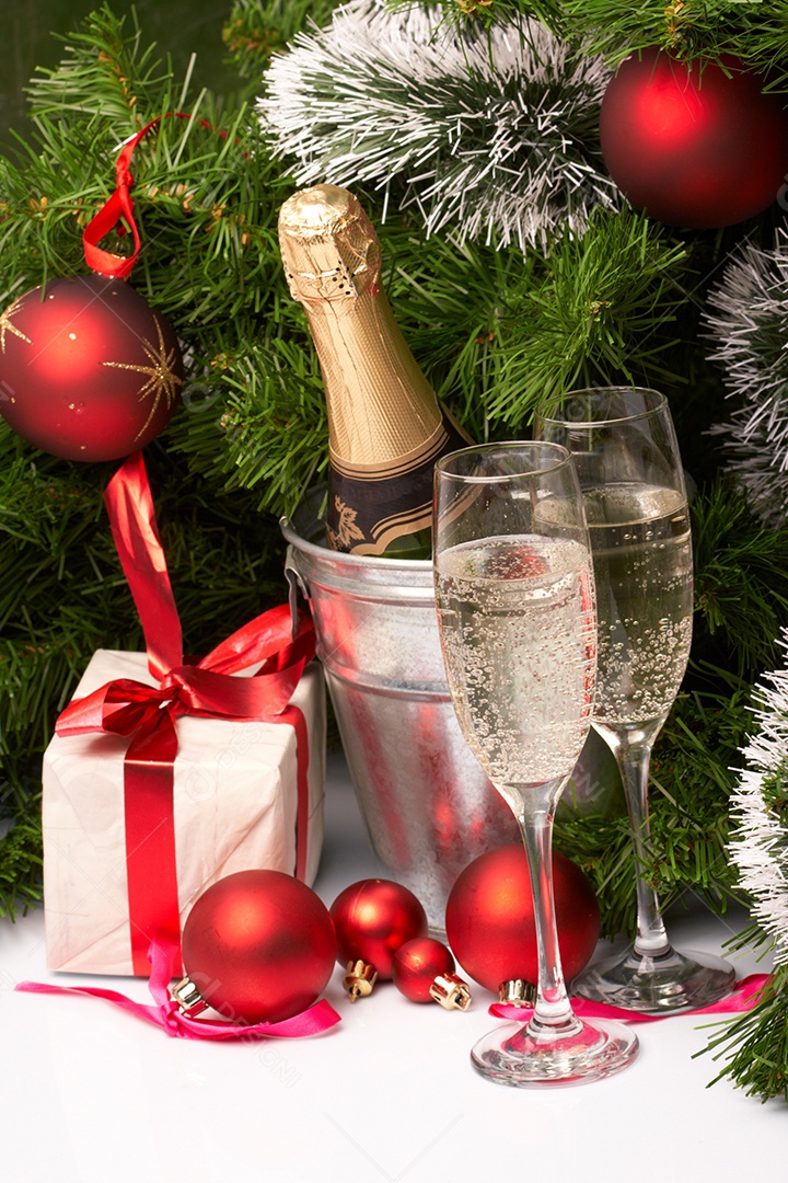 Garrafa de champagne e fundo de árvore de natal