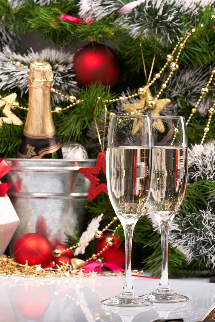 Garrafa de champagne e fundo de árvore de natal