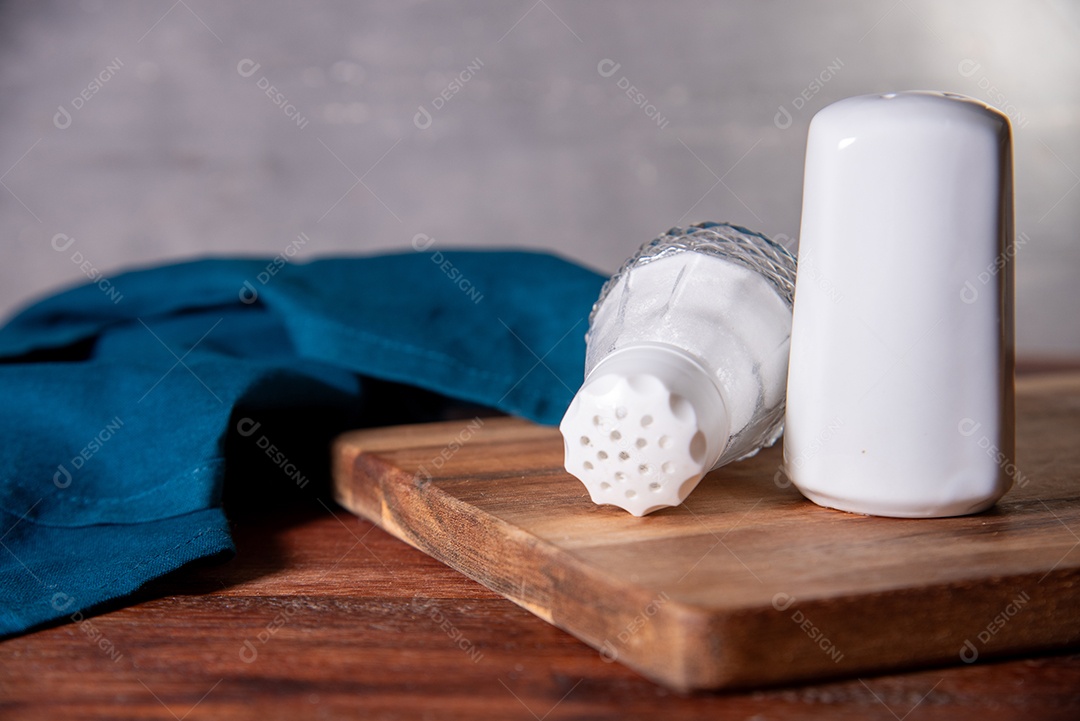 Tábua de madeira com saleiros encima