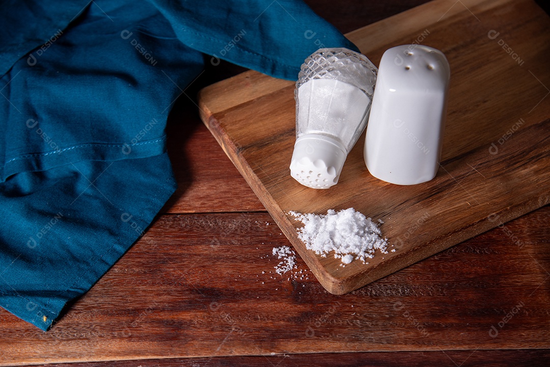 Tábua de madeira com saleiro