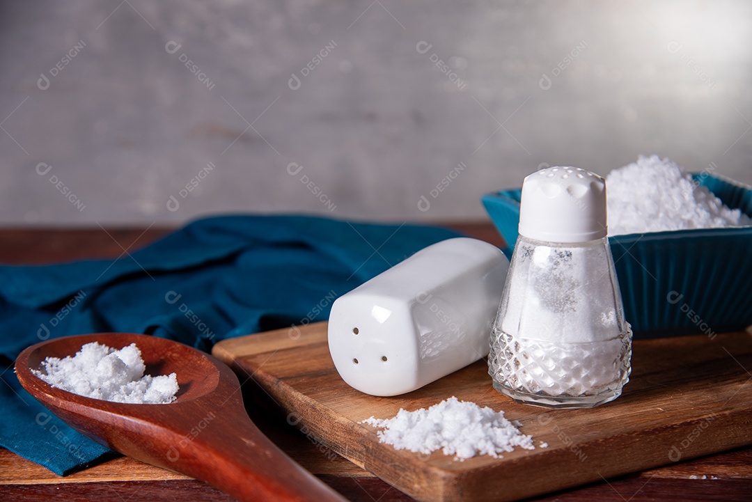 Concha de madeira e saleiros sobre uma tábua