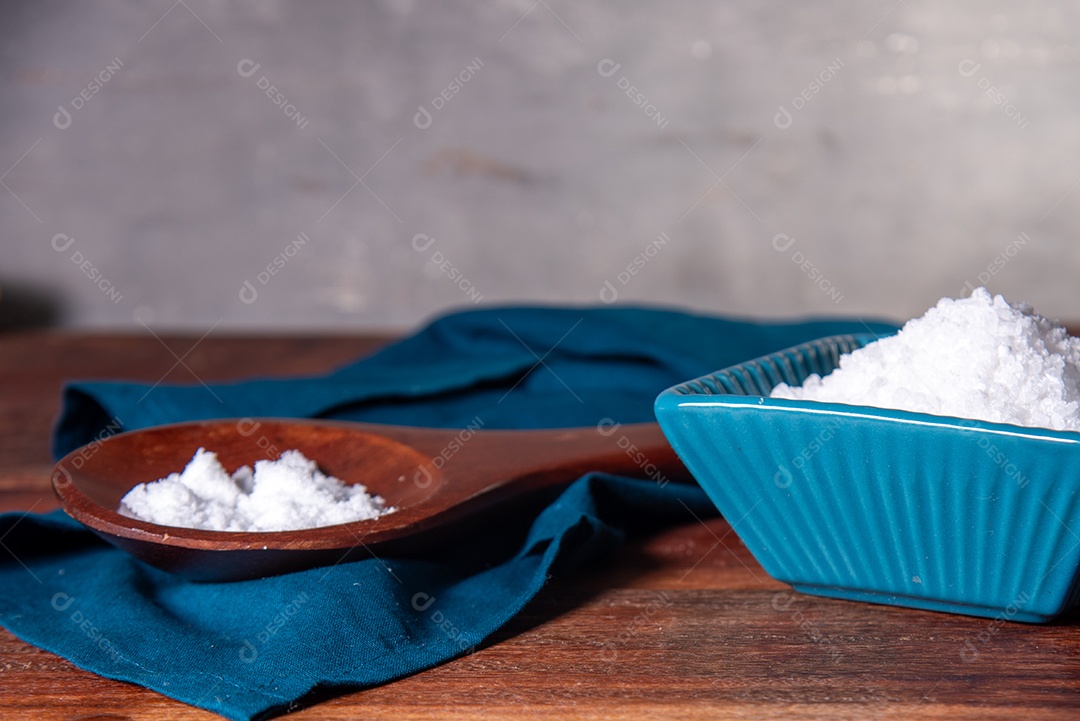 Concha com sal e tigela cheia de sal