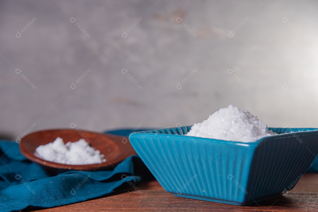 Tigela com sal e concha