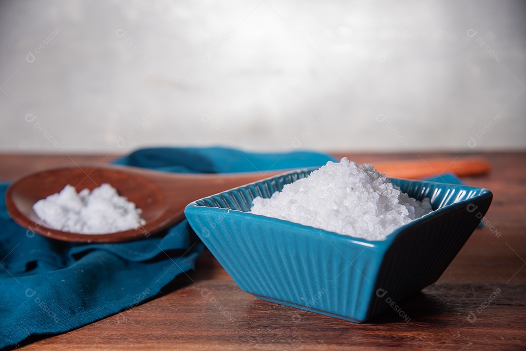 Saleiro de vidro em cima da mesa