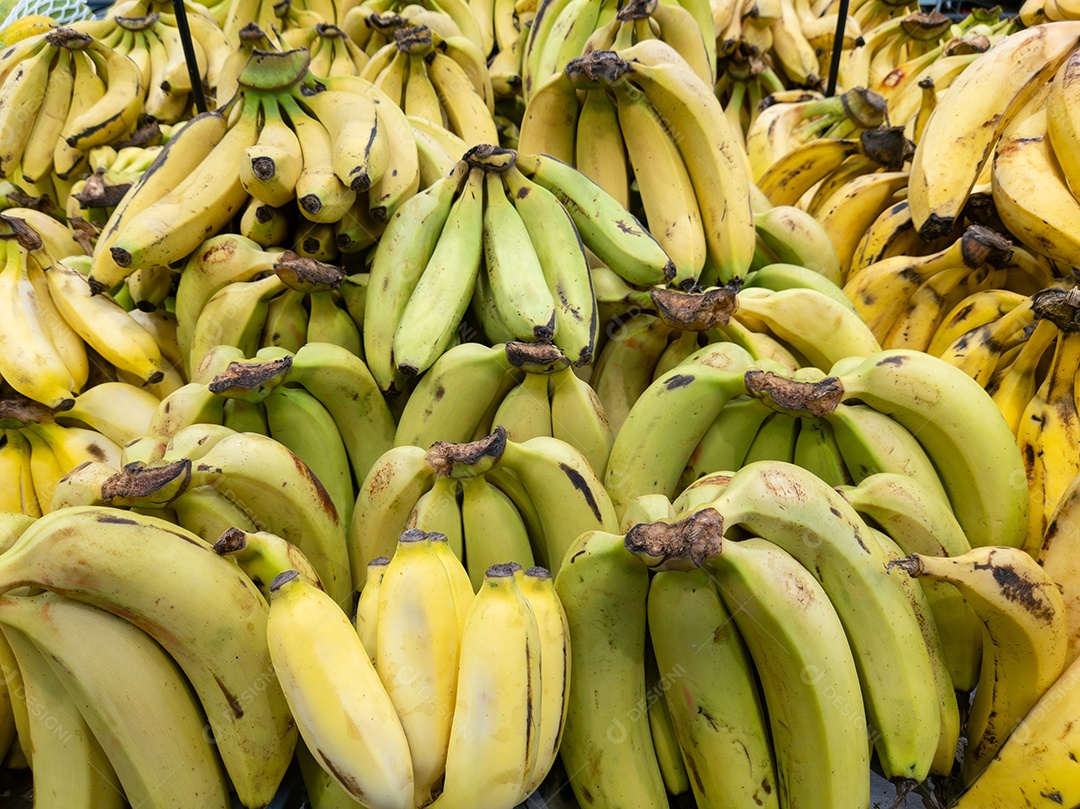 Bananas amarelas maduras à venda no mercado.