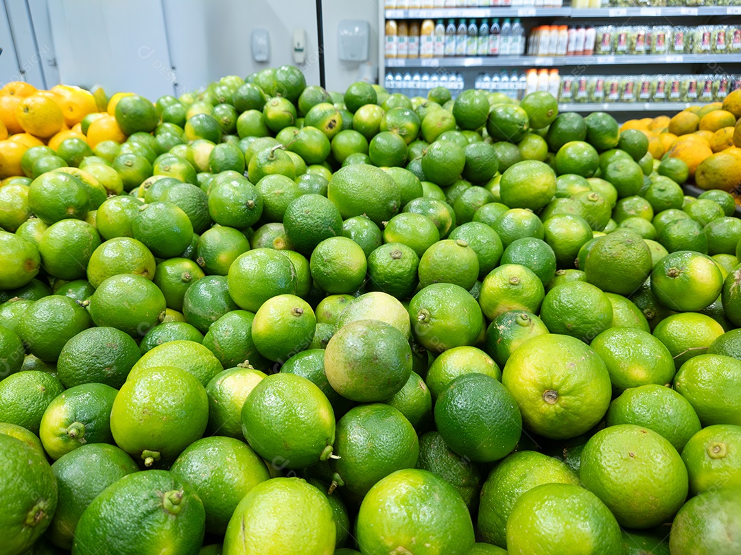 Limão verde à venda no mercado.