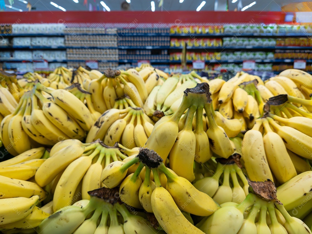 Bananas amarelas maduras à venda no mercado.