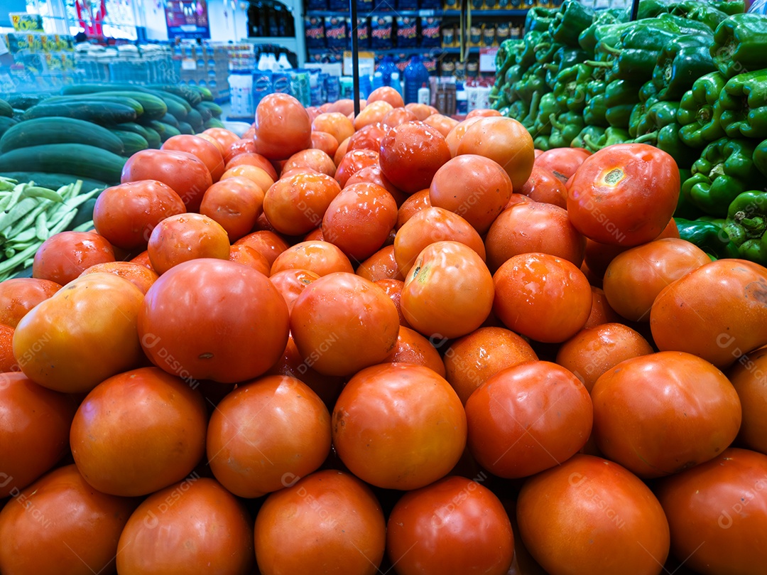 Tomates vermelhos à venda no mercado.