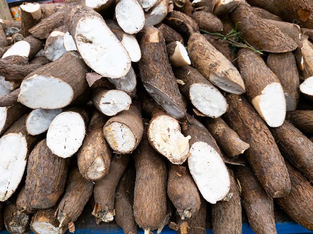 Mandioca crua à venda no mercado.