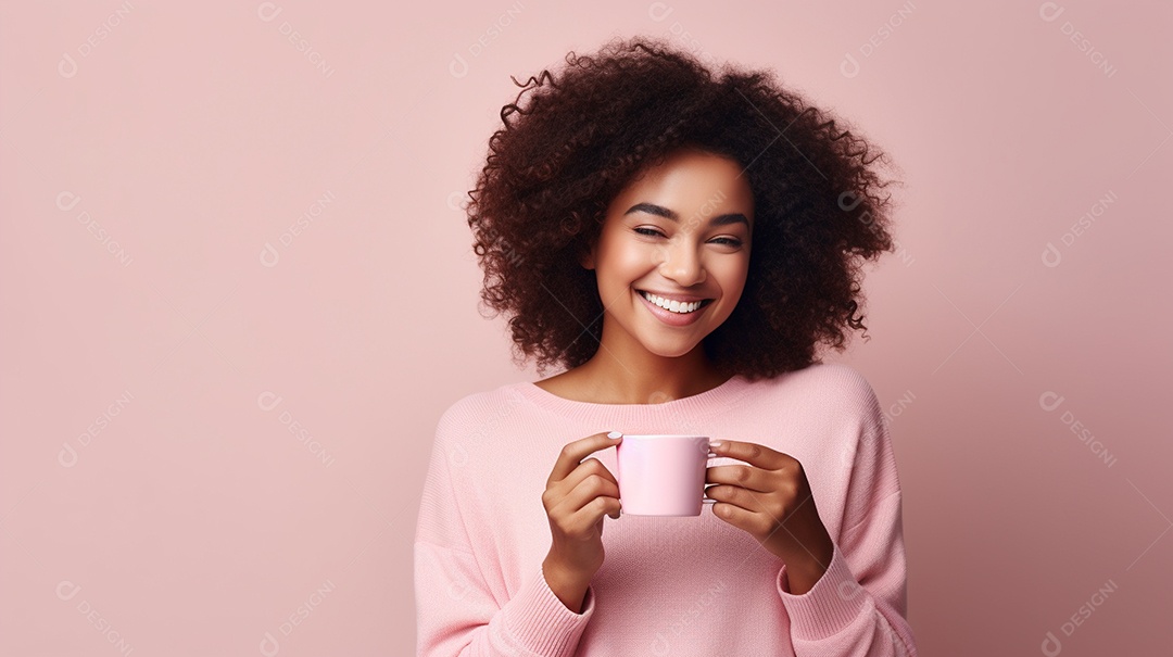 Mulher negra feliz com café
