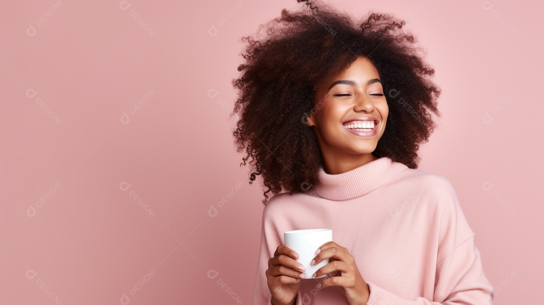 Mulher negra feliz com café