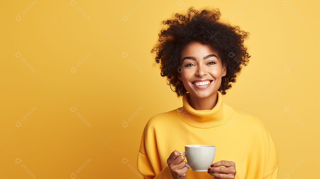 Mulher negra feliz com café
