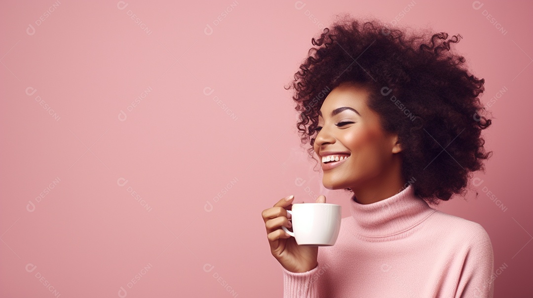Mulher negra feliz com café