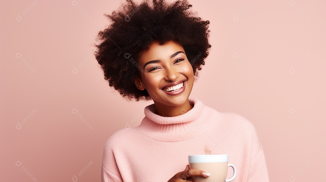 Mulher negra feliz com café