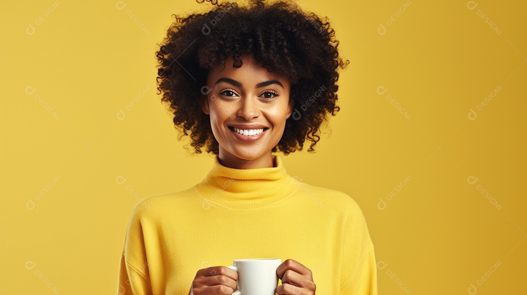 Mulher negra feliz com café