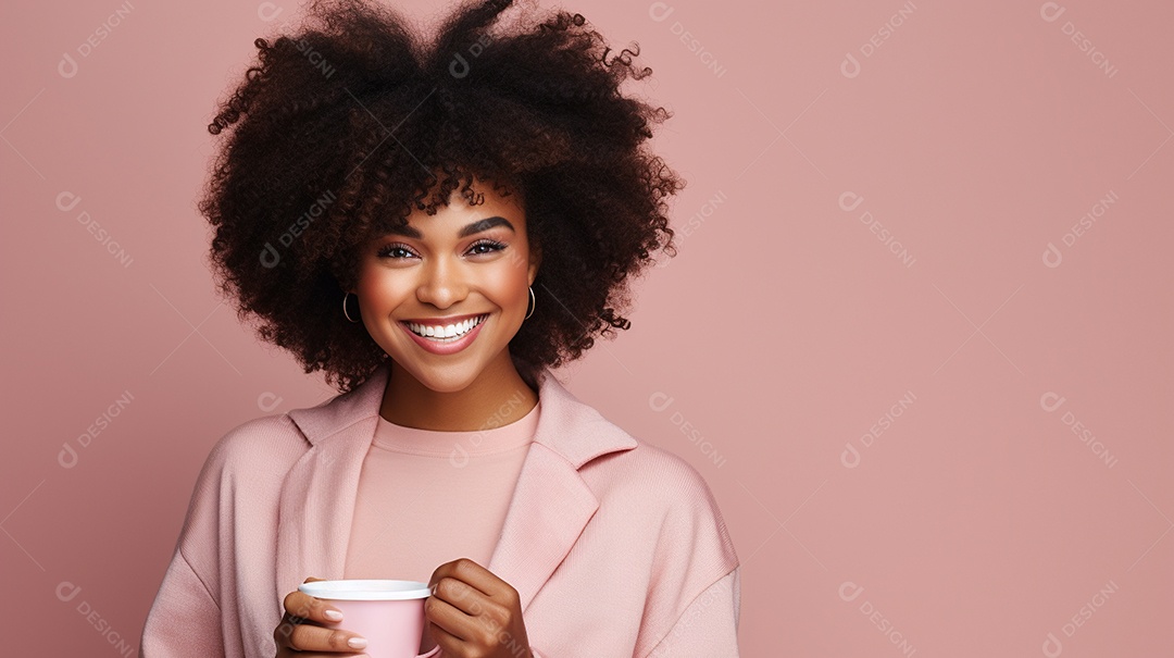 Mulher negra feliz com café