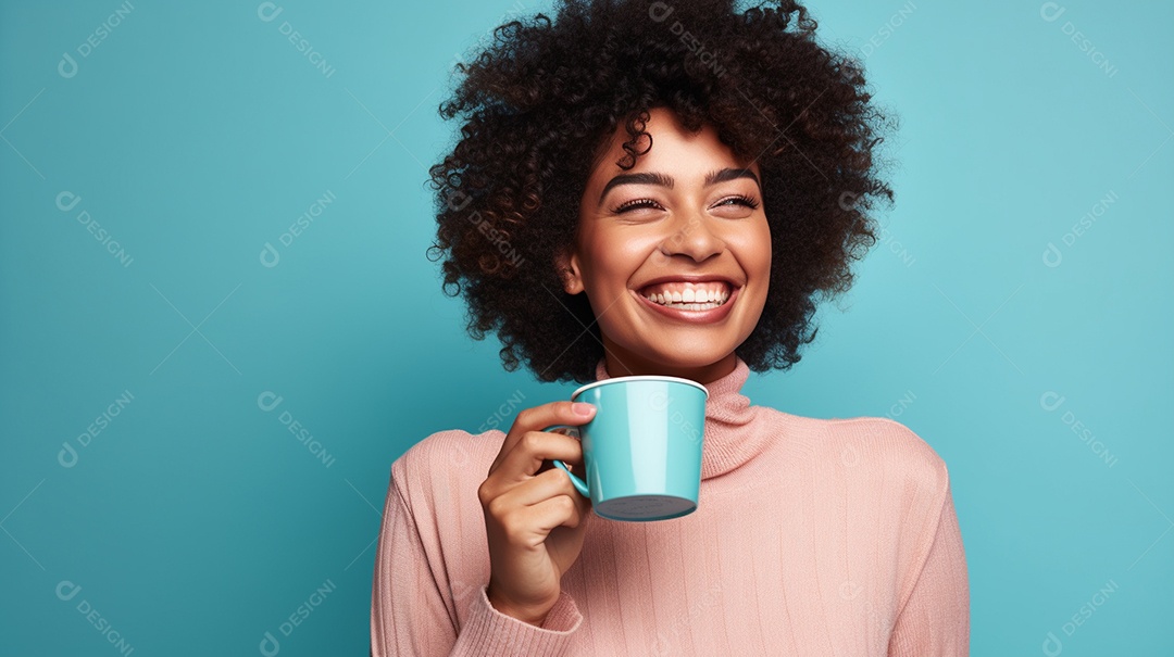 Mulher negra feliz com café