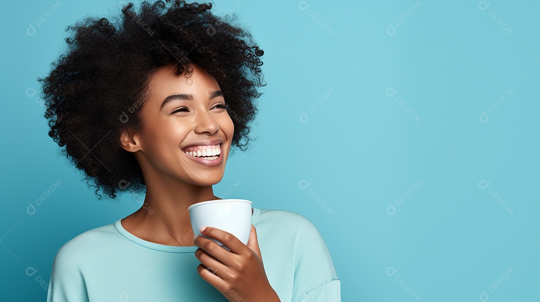 Mulher negra feliz com café