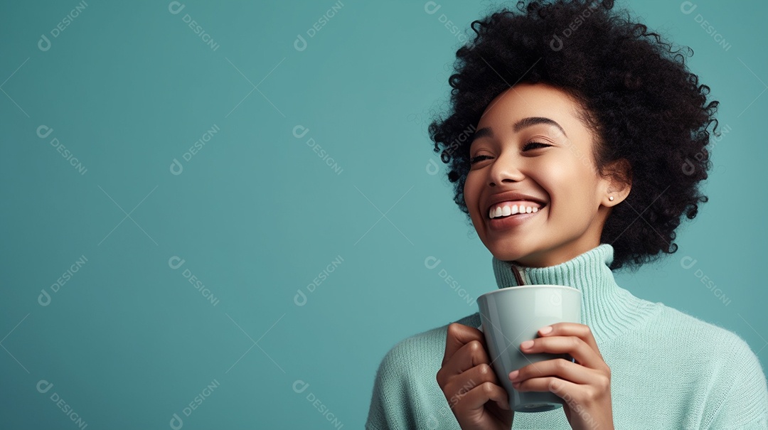 Mulher negra feliz com café