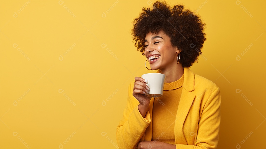Mulher negra feliz com café