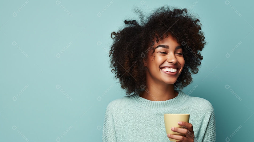 Mulher negra feliz com café