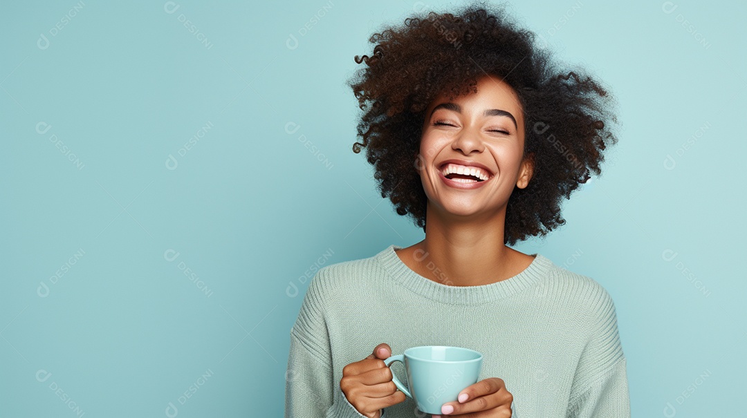 Mulher negra feliz com café