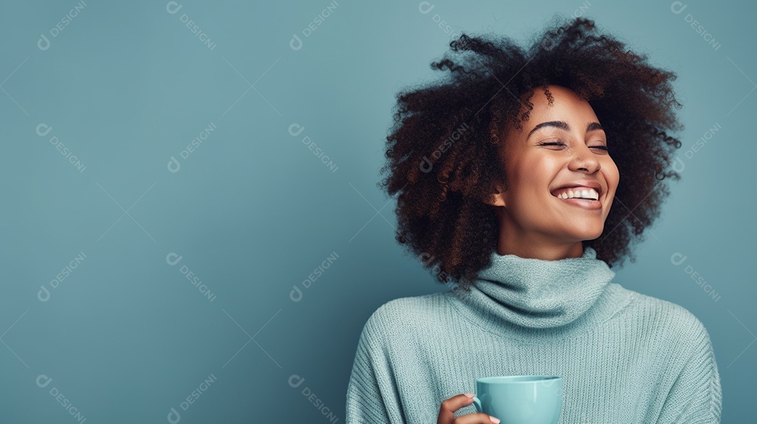 Mulher negra feliz com café