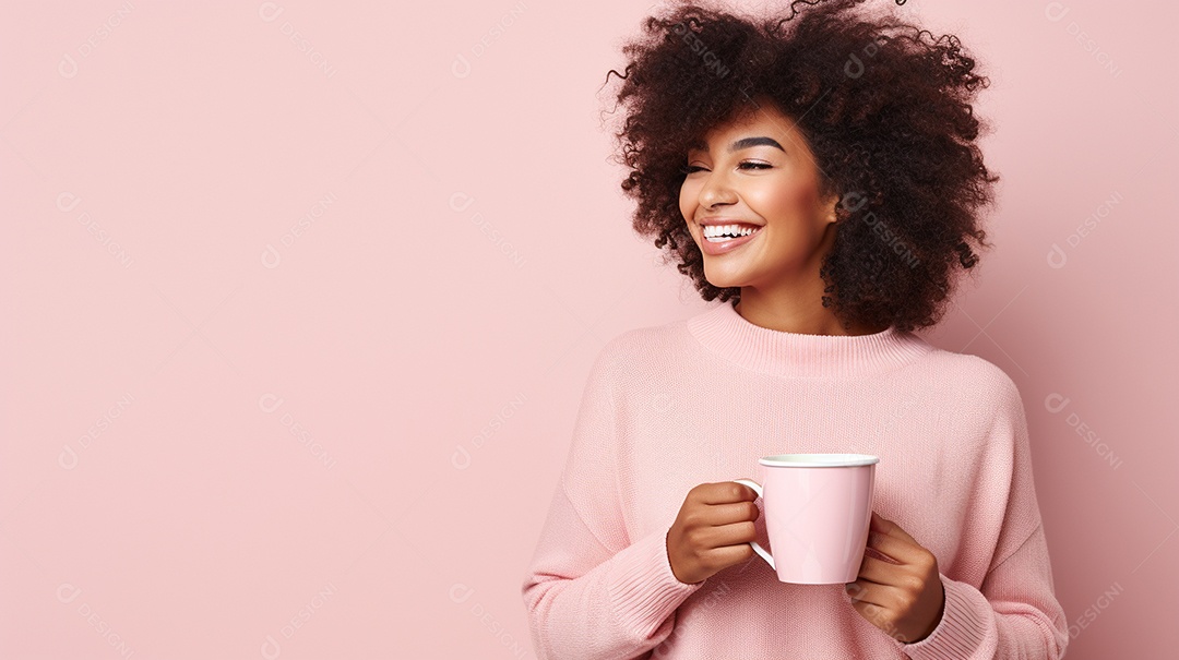 Mulher negra feliz com café