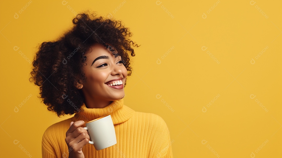 Mulher negra feliz com café