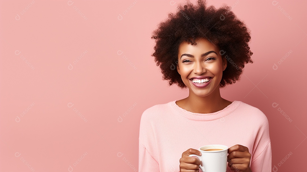 Mulher negra feliz com café