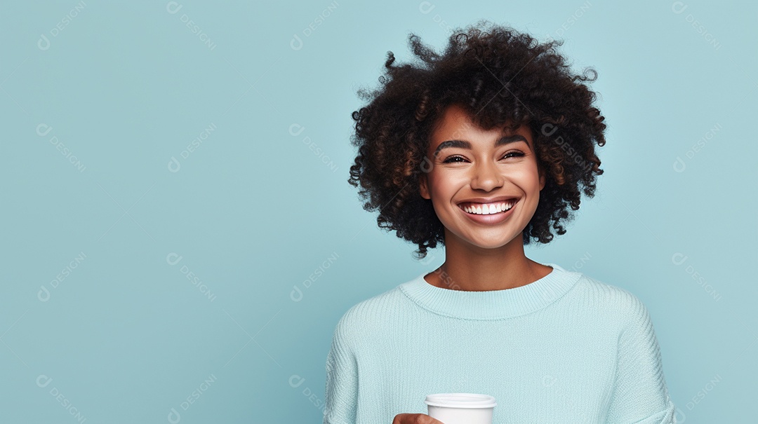 Mulher negra feliz com café