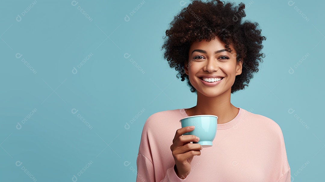 Mulher negra feliz com café