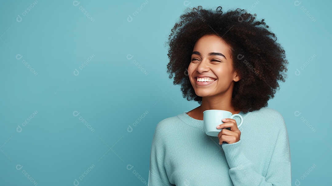 Mulher negra feliz com café